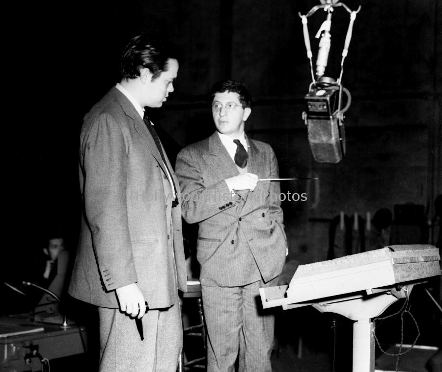 Bernard Herrmann 1941 With Orson Welles Citizen Kane.jpg